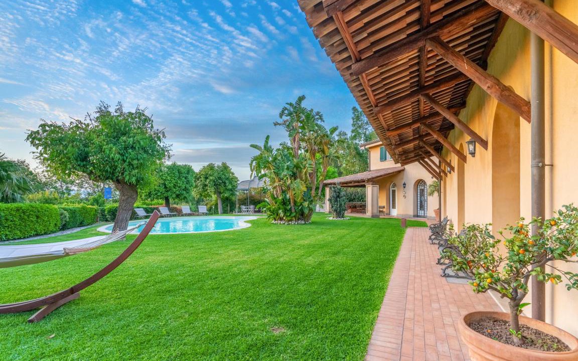 Polistena House | 1000 m² Maisonette ∙ 7 bedrooms ∙ 12 guests