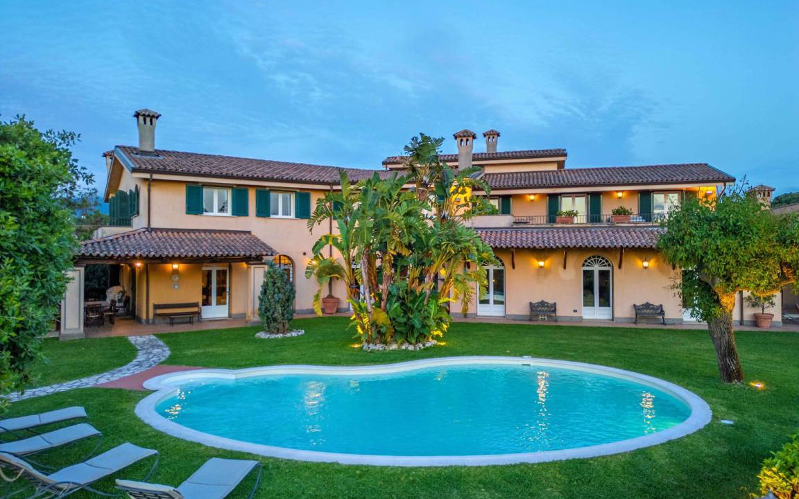 Polistena Villa | 1000 m² Villa ∙ 7 bedrooms ∙ 13 guests