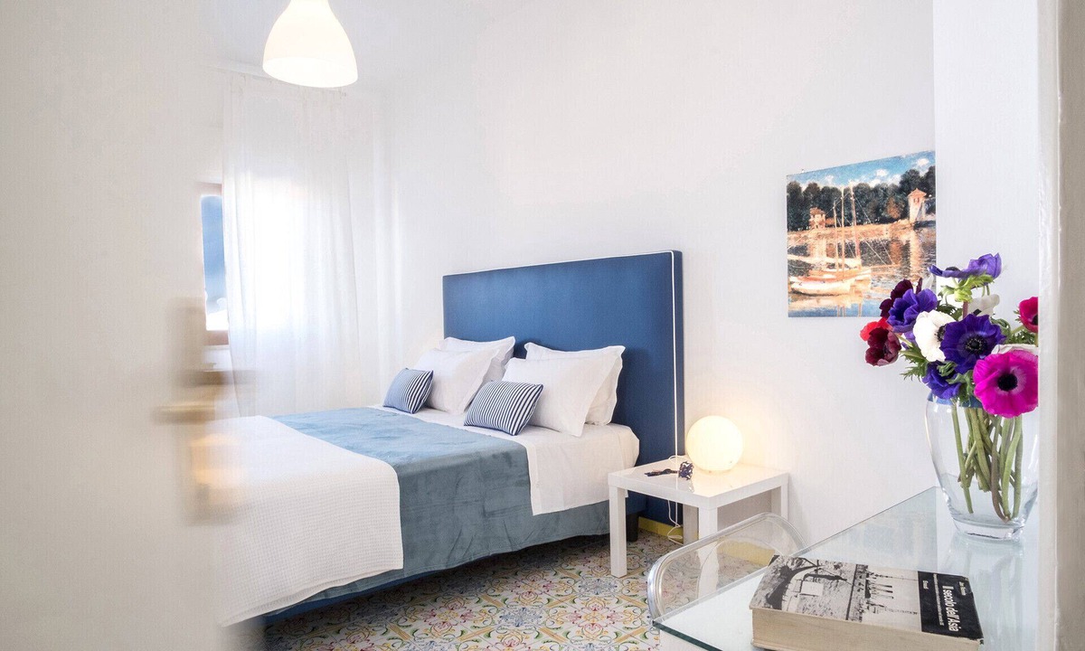 Sorrento City Centre Apartment | AMORE RENTALS - Apartament Erica with Private Terrace, Air Conditioning and WI-FI near piazza Tasso