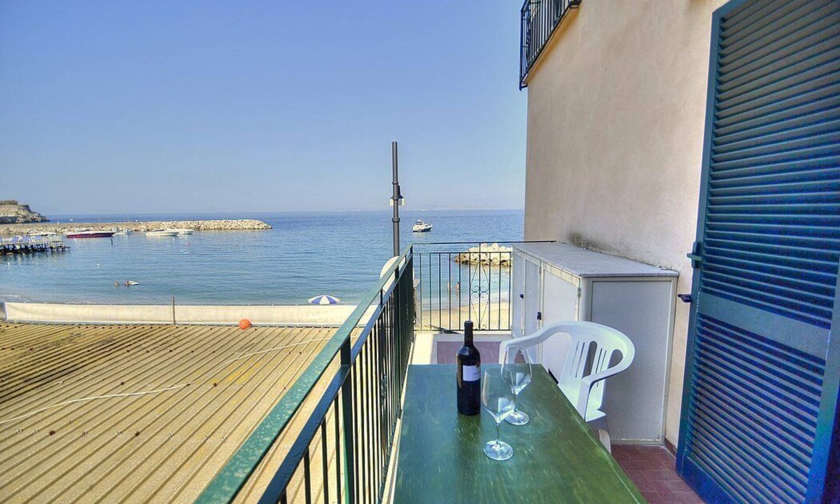 Marina di Puolo House | Appartamento Naia C: A graceful apartment located right on the beach, with Free WI-FI.