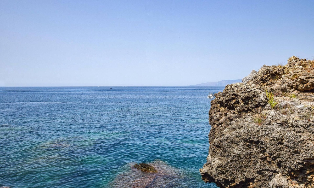 Briatico Apartment | Attractive vacation apartment with sea view.