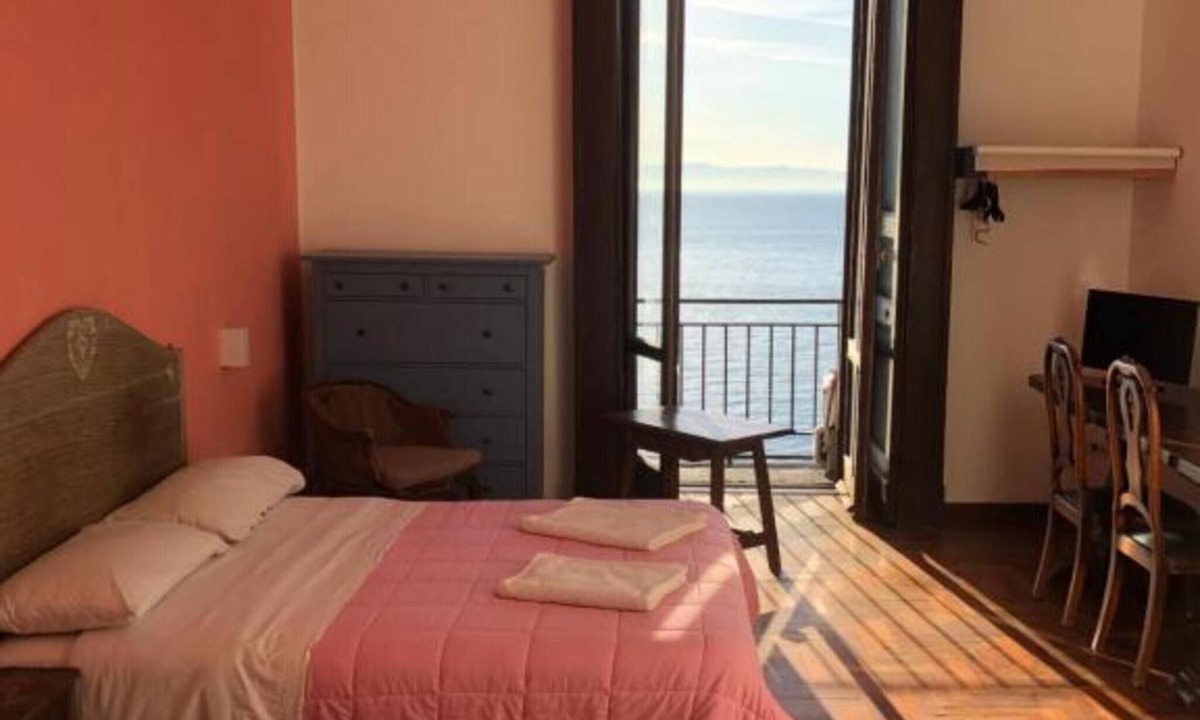 Posillipo Bed & Breakfast | Bed and Breakfast 'Camera La Regina Del Mare' with Balcony, Wi-Fi and Air Conditioning