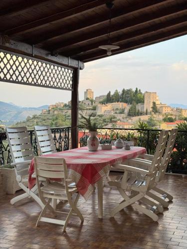Monte San Giovanni Campano Villa | Benesié - Villa with castle view