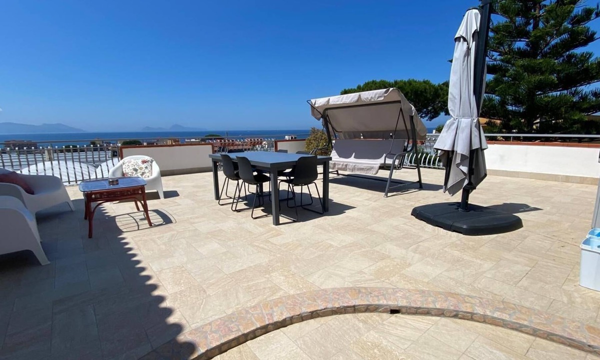 Torre del Greco House | Breathtaking views of Capri, Sorrento and Naples await you. Great location