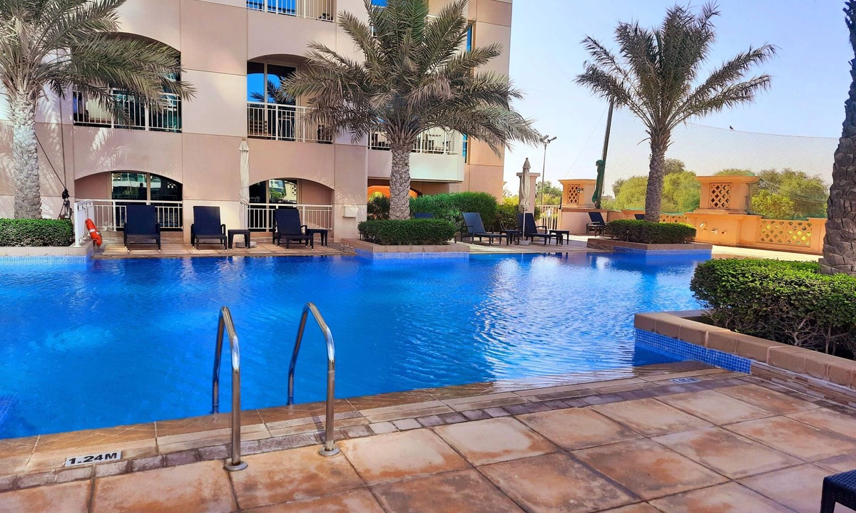 Jumeira 3 Apartment | Bright Open Plan Flat★Central DXB★Large Private Terrace Garden★Great Canal Views