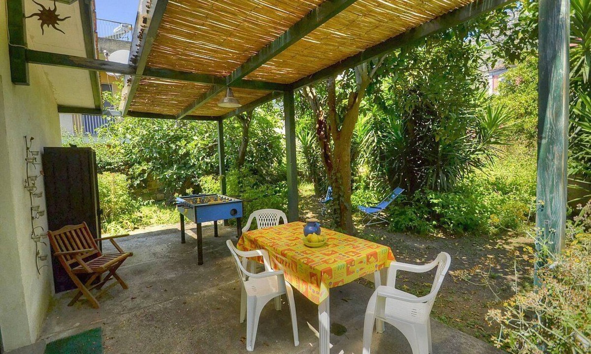 Meta House | Casa Ardesia: A cheerful independent house surrounded by the greenery, with Free WI-FI.