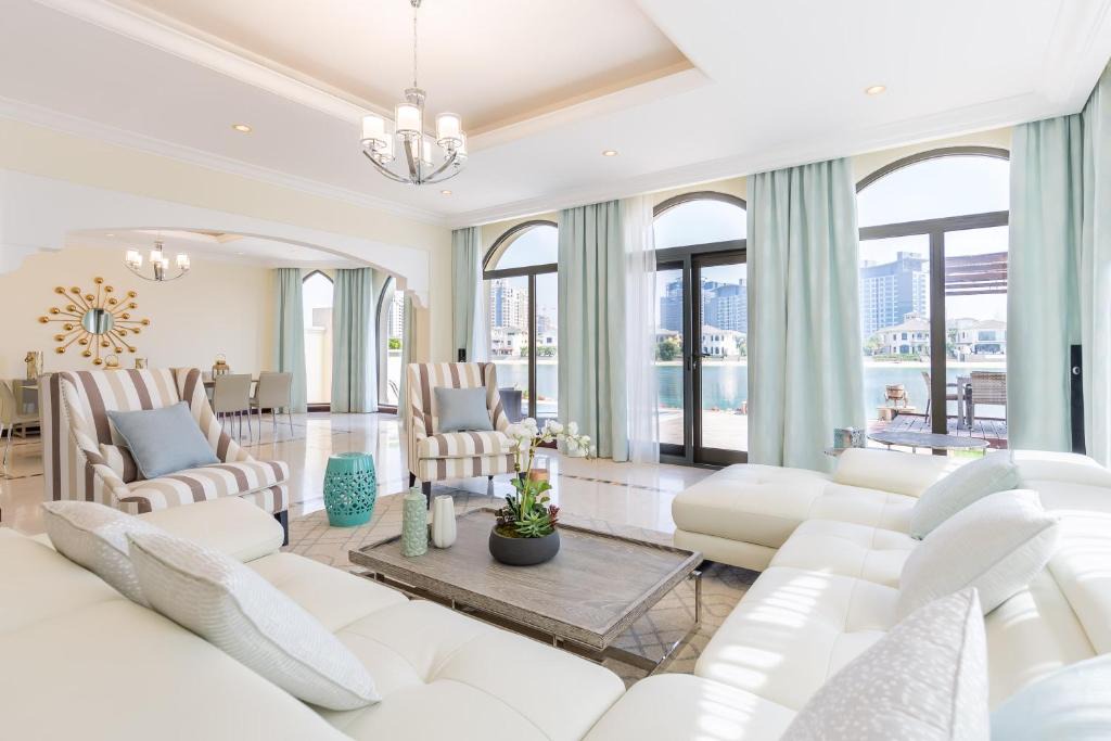 Palm Jumeirah Villa | Charming 6BR Villa with Private Pool on Palm Jumeirah