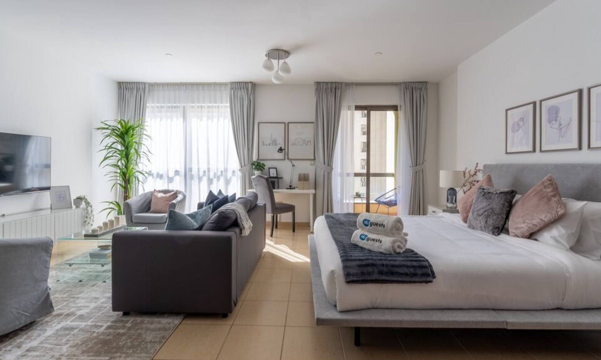 Dubai Marina Apartment | Charming Studio With Balcony, Minutes To The Beach
