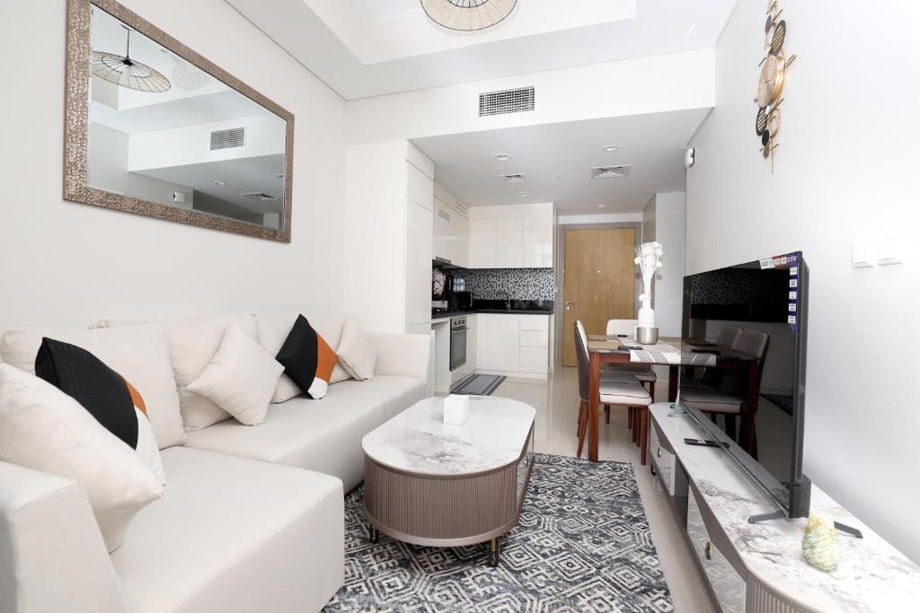 Sheikh Zayed Road Apartment | Chic Aykon City 2-Bedroom Retreat - Business Bay