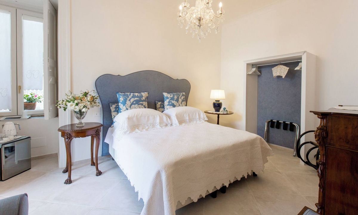 Meta Bed & Breakfast | Daphne Suite with garden within walking distance of the station and the sea