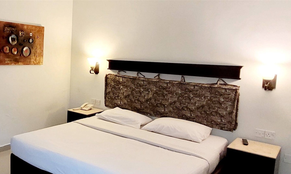 Al Muraqqabat House | Double Room With Swimming Pool With Free Parking in 3 Star Hotel