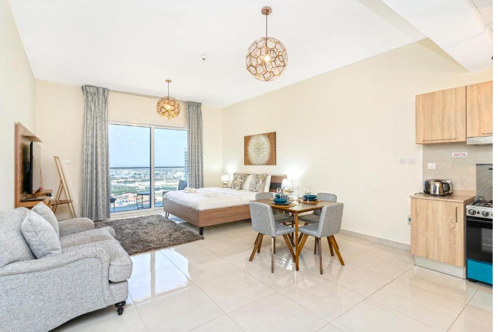 Business Bay Apartment | Elegant Studio in City Center with Balcony