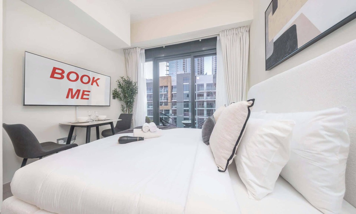 Nad Al Sheba Apartment | Elegant Studio in Meydan Sleeps 3 with Pool