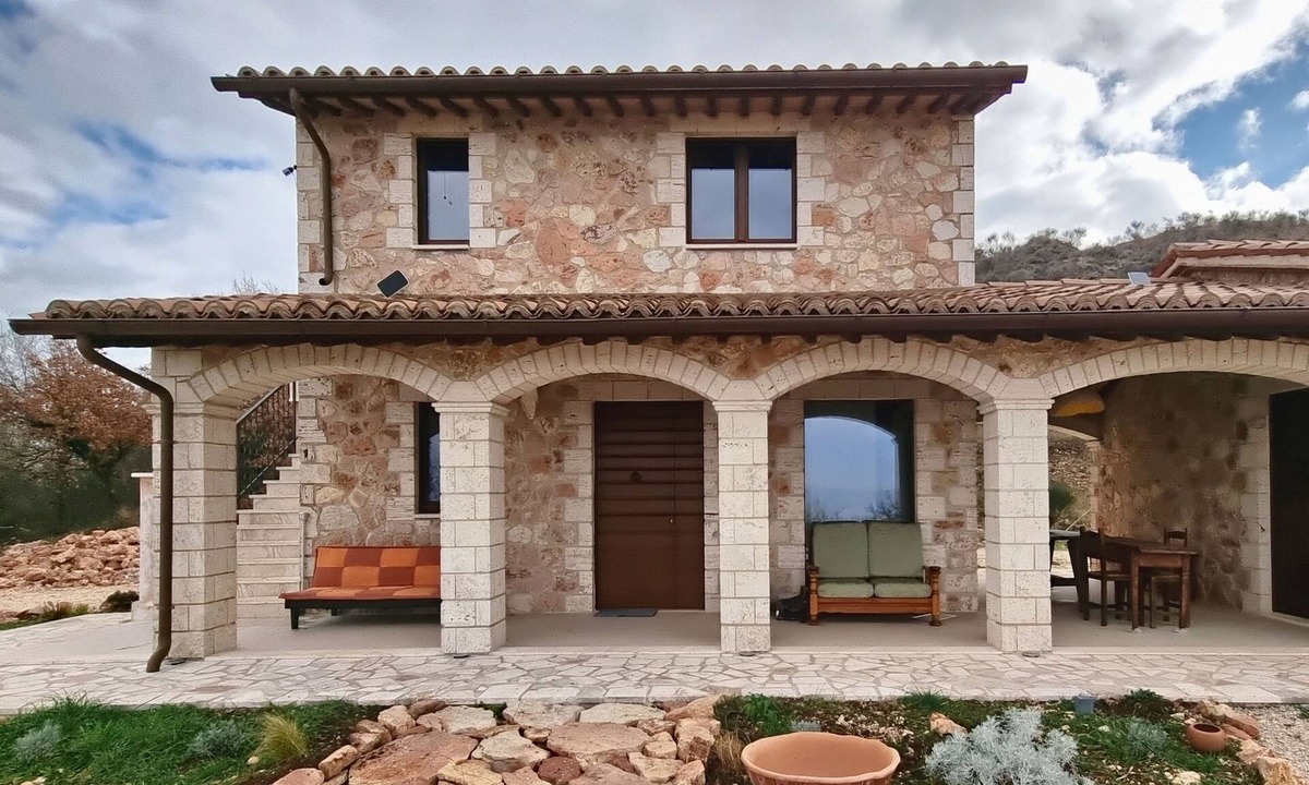 Gualdo Cattaneo Apartment | Farmhouse with panoramic views surrounded by forest in the center of Umbria