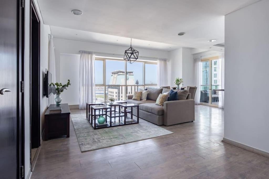 Dubai Marina Apartment | Frank Porter - Royal Oceanic
