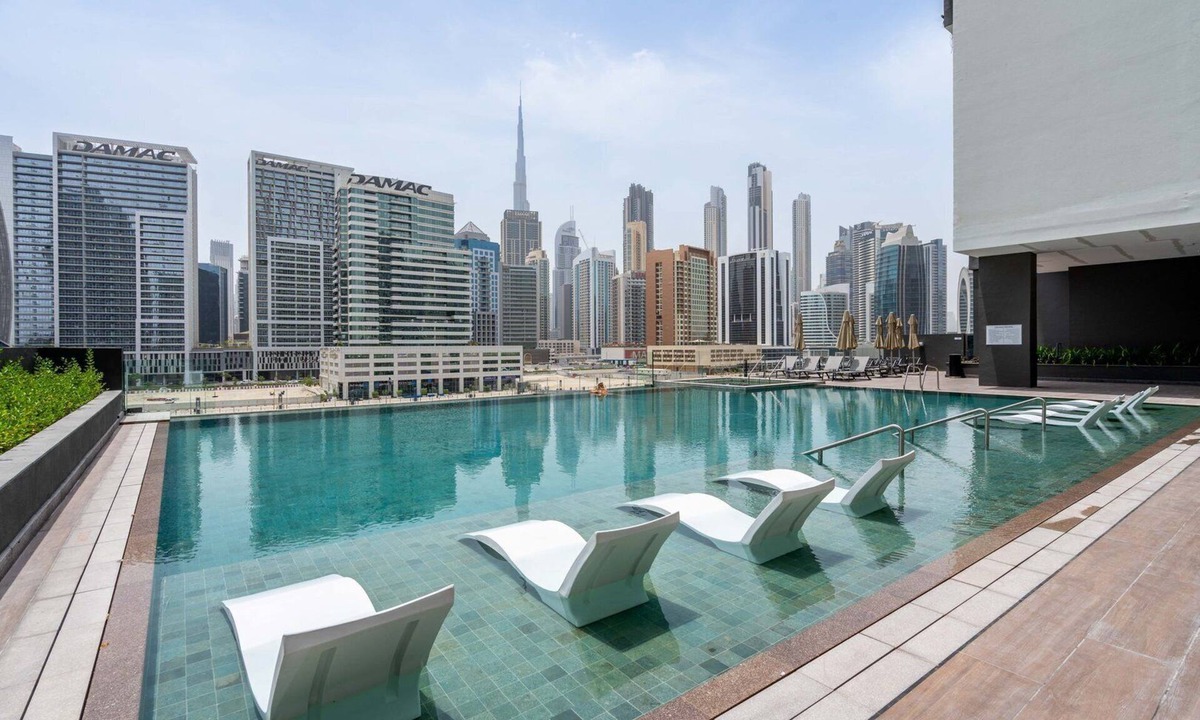 Business Bay Apartment | GuestReady - Majestic canal and Burj Khalifa view