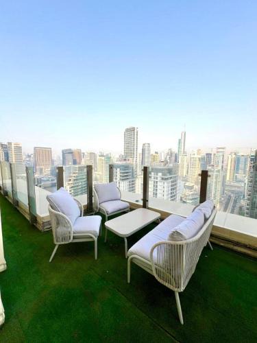 Dubai Marina Apartment | Happy Season - Large Terrace- Panoramic View - 2BR JBR Pool Beach