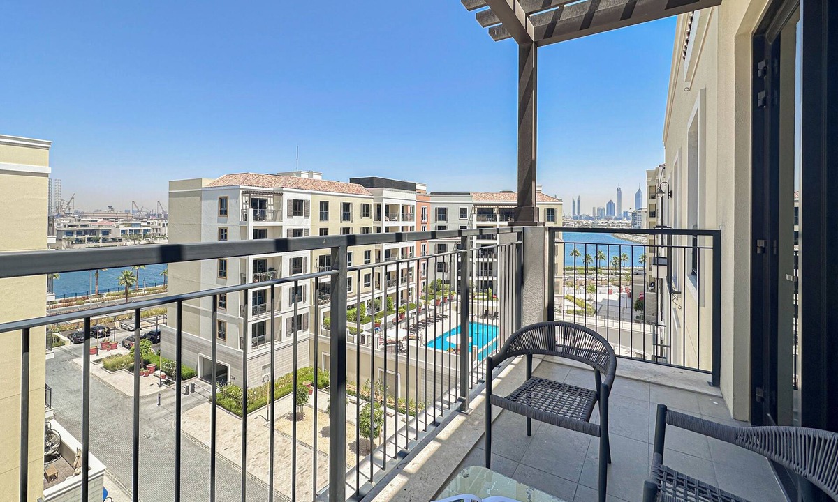 Jumeira 1 Apartment | HiGuests - La Rive Classy 2BR & Balcony