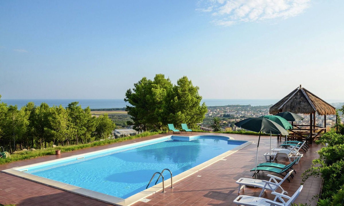 Cropani Marina House | Holiday Home in Cropani Marina with Pool