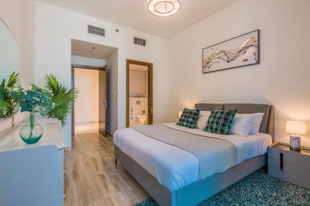 Al Quoz Apartment | HOSPITALITYEXPERT 2BR High Floor flat Sleeps 5 Panoramic Canal & Ocean Views Stunning Pool
