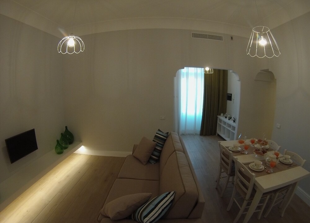 Sant'Agata sui Due Golfi House | House with garden in central position