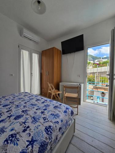 Lacco Ameno House | La casa di Giuliana primo piano con balcone