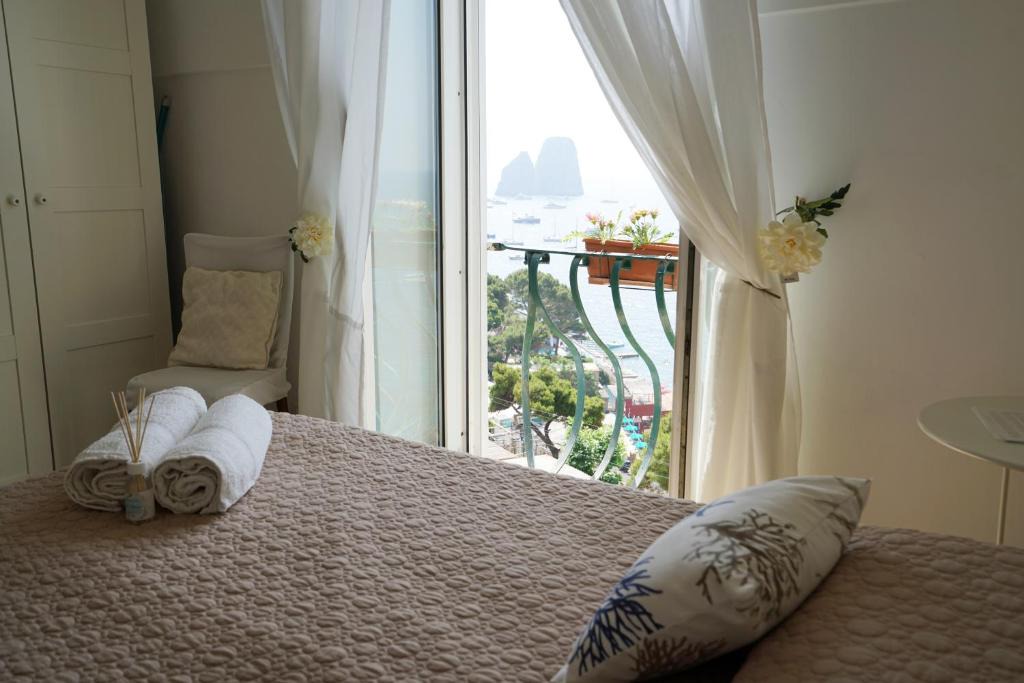 Marina Piccola Apartment | La Finestra sui Faraglioni