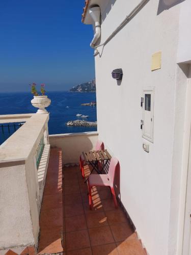 Amalfi House | La stanza sul Porto di Amalfi camera piccina piccina con bagno privato e terrazzino vista mare
