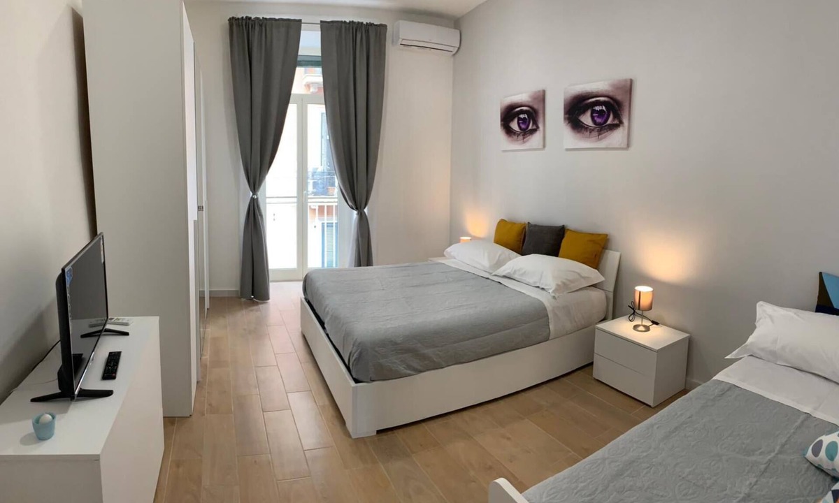 Historical Center Apartment | La terrazza sul porto, large vacation home in the heart of Naples