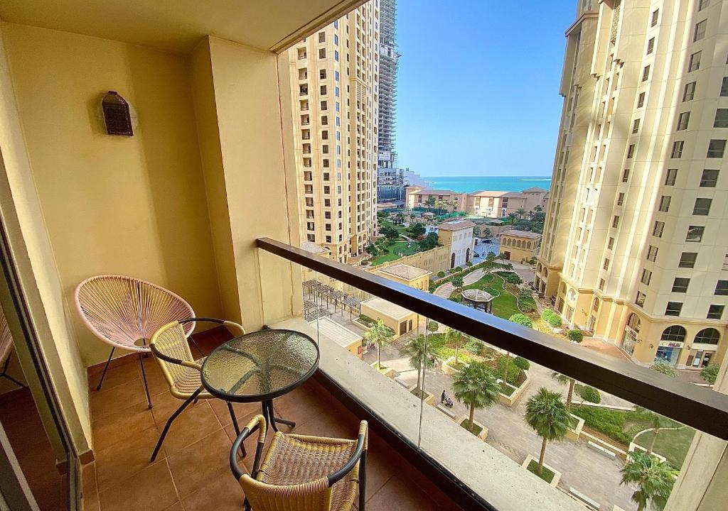 Dubai Marina Apartment | Lovely 1BR in JBR with sea view