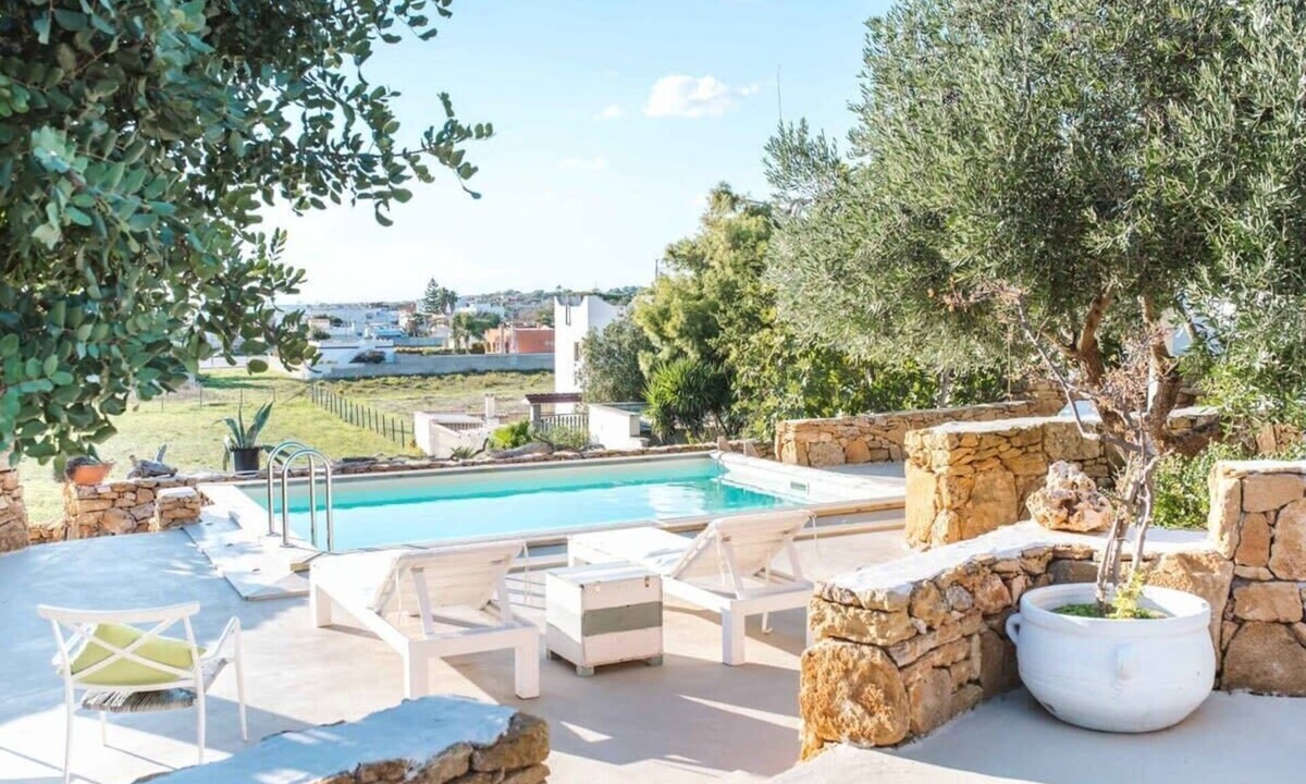 Torricella Peligna Villa | Lush Garden Villa Few Steps Away From Sea