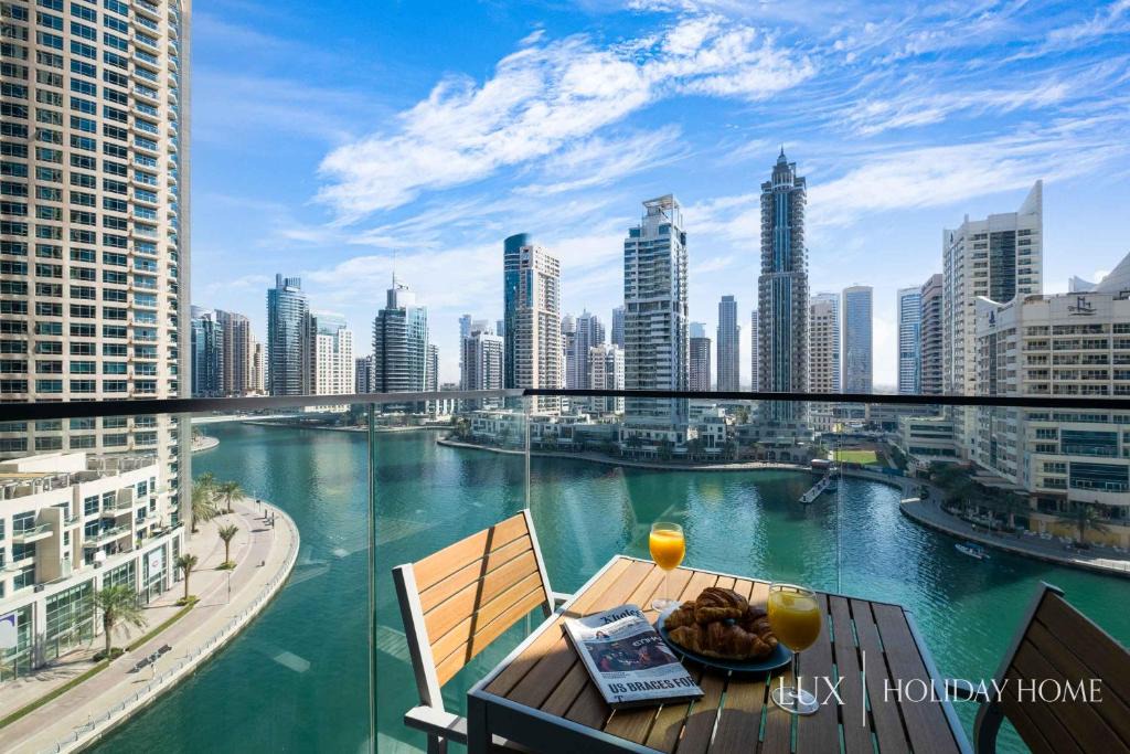 Dubai Marina Apartment | LUX - Contemporary Suite with Full Marina View