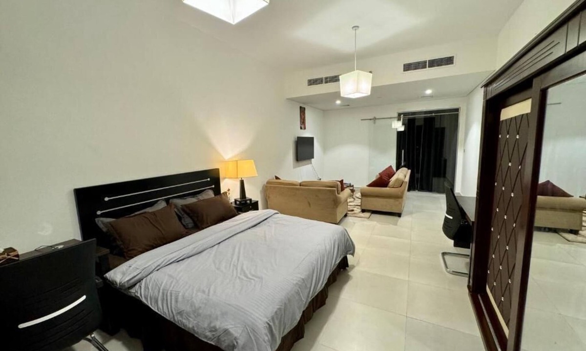 Al Muraqqabat Apartment | Luxurious Modern Apartment with Patio, Kitchen, Pool