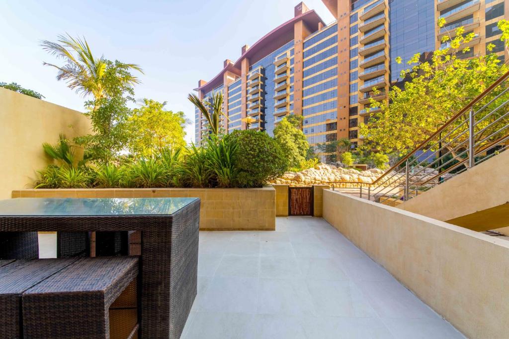 Palm Jumeirah Apartment | Maison Privee - Luxury 1BR Apt Few Steps Away from the Beach