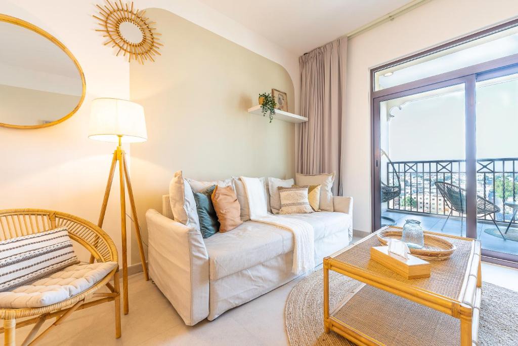 Umm Suqeim 3 Apartment | Monty Holiday Home - Beach Life Boho 1BR with Burj Al Arab View