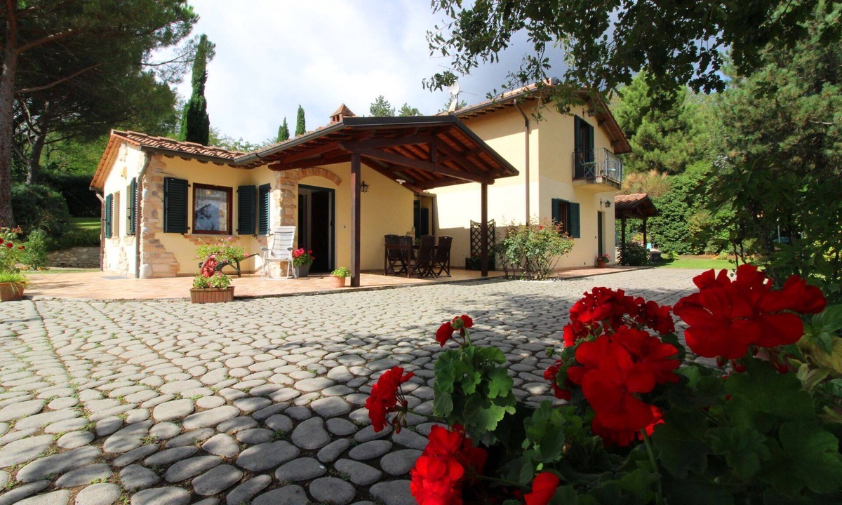 Ponte Buriano Villa | Panoramic country house with swimming pool, Jacuzzi, 8 km from Arezzo. A good starting point to visi