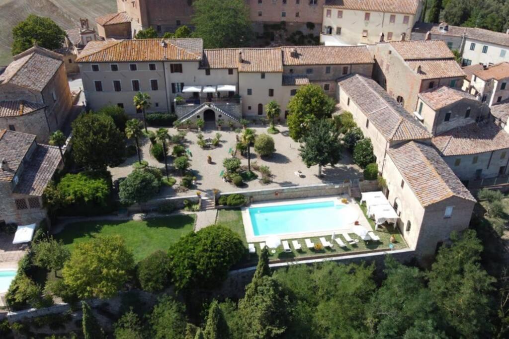 San Giovanni d'Asso Villa | Pasqui Villas La Consuma villa storica in paese con vista pscina WiFi