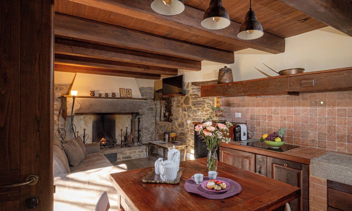 Raggiolo Cottage | Purgatorio house, a typical Tuscan structure with pool, surrounded by nature.