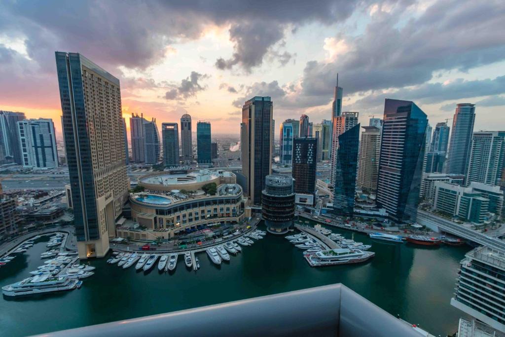 Dubai Marina Apartment | Quintessential Quarters - Breathtaking 29th Floor Views