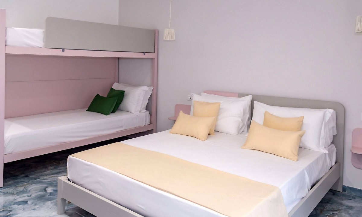 Ercolano Apartment | Room 'Camera Superior Con Balcone' with Mountain View, Wi-Fi and Air Conditioning