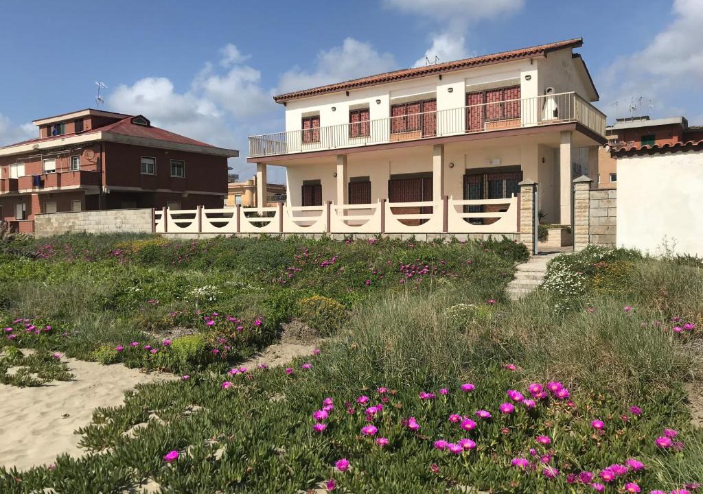 Torvaianica Villa | Seafront apartment in Villa , near Rome