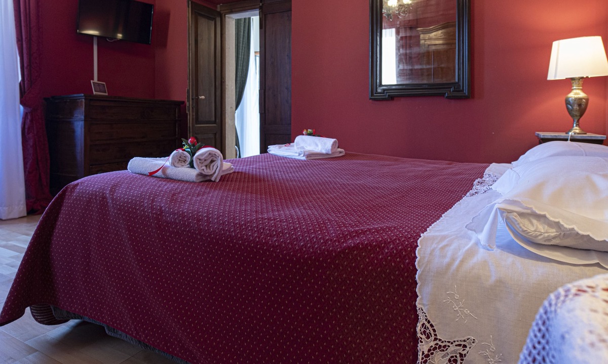 Capestrano Villa | Senator House - The Red Room
