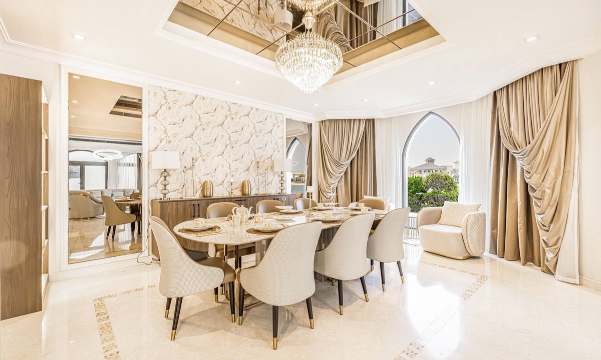 Palm Jumeirah Villa | Sezavi Holiday Homes prime villa. Renovated 2023.