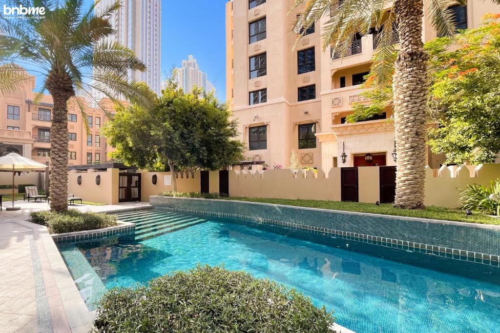 Downtown Dubai Apartment | Spacious Apt at Burj Khalifa & Dubai Mall with Maids Room - 204