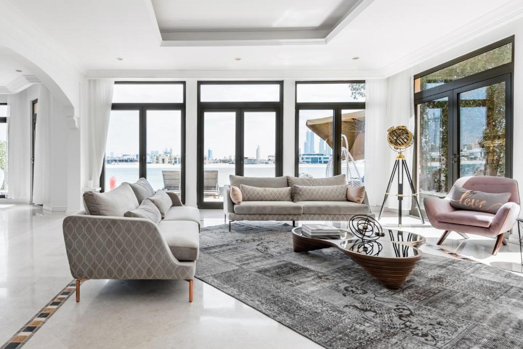 Palm Jumeirah Villa | Stella Stays Magnificent 4 BDR Palm Villa Beach Private Pool