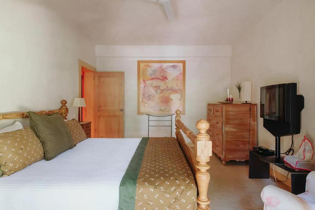 Sorrento Apartment | The gardens are beautifully tended with large expanses of perfect lawn