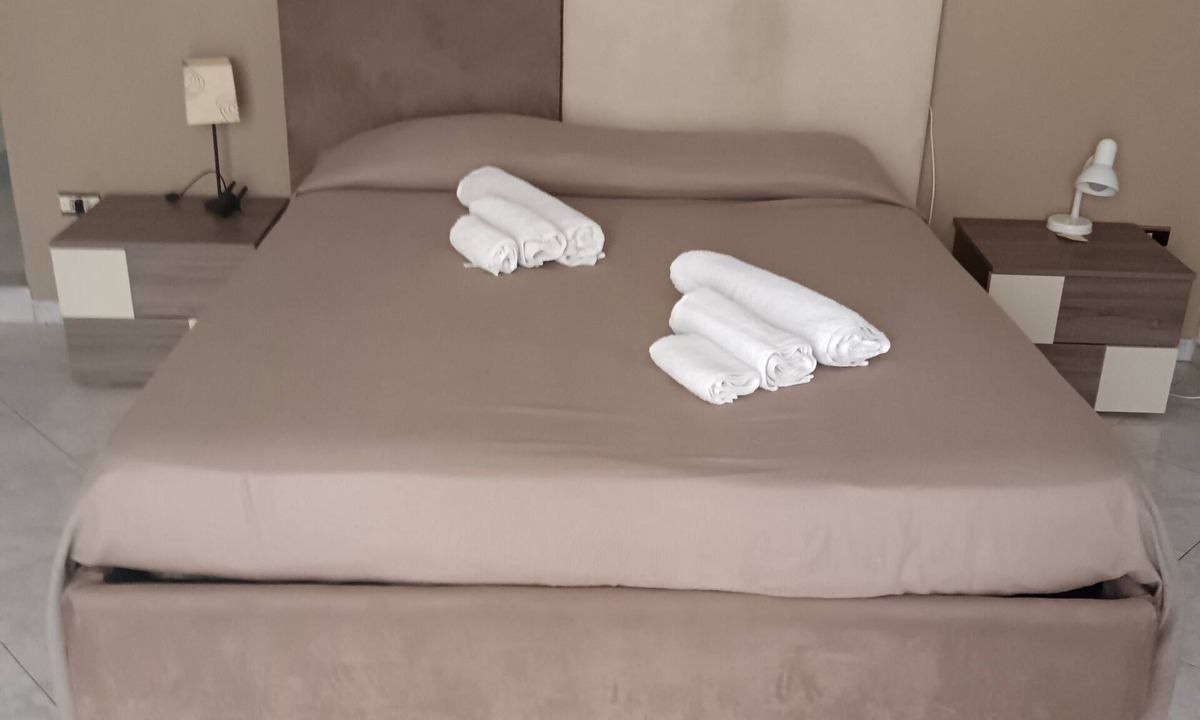 Rione Sanita House | Triple room + extra bed for children in detached house with garden