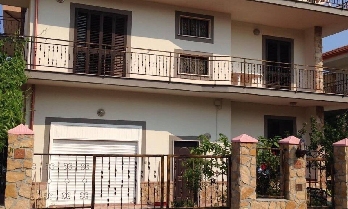 Strongoli House | Vacation apartment right by the sea