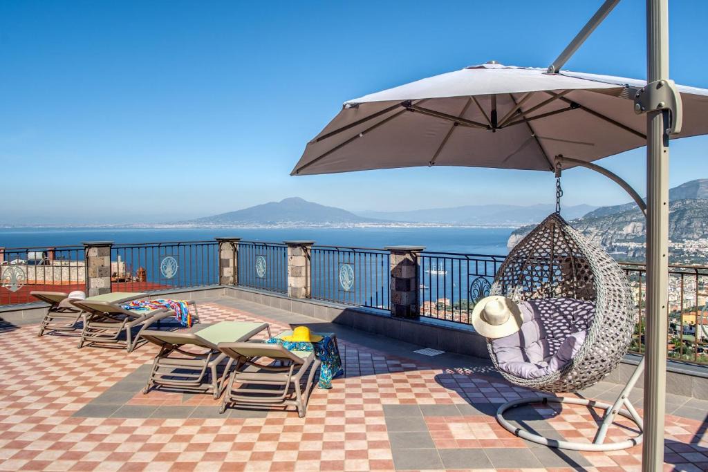 Priora Villa | VILLA CARUSO PRIVATE HEATED POOL & SEA VIEW