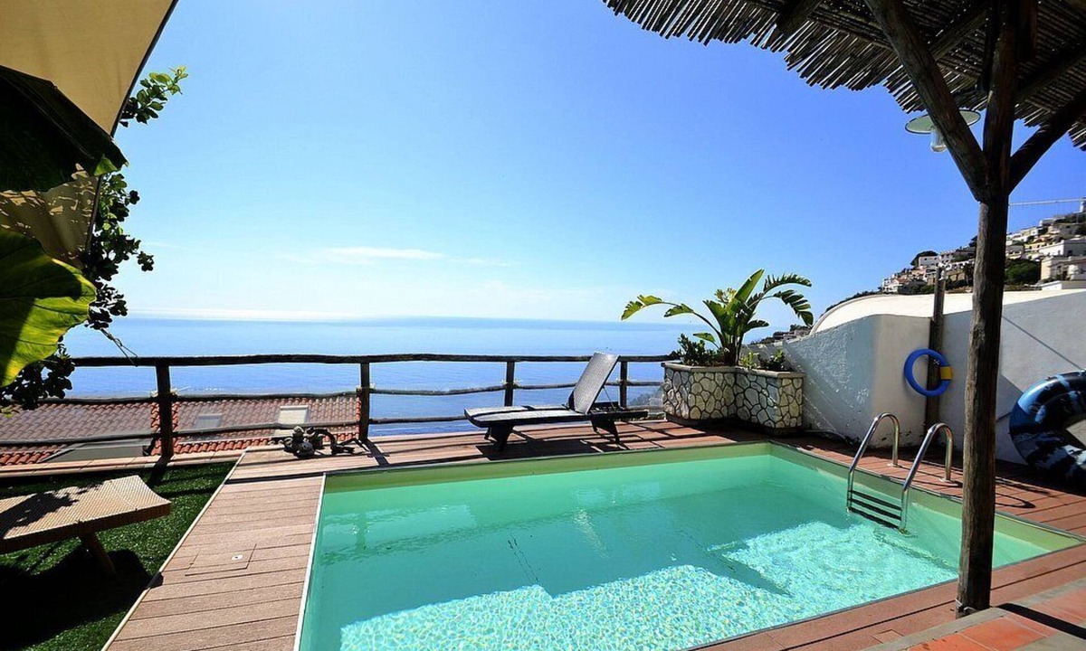 Praiano House | Villa Giusi: An elegant and welcoming independent house which faces the sun and the sea, with Free WI-FI.